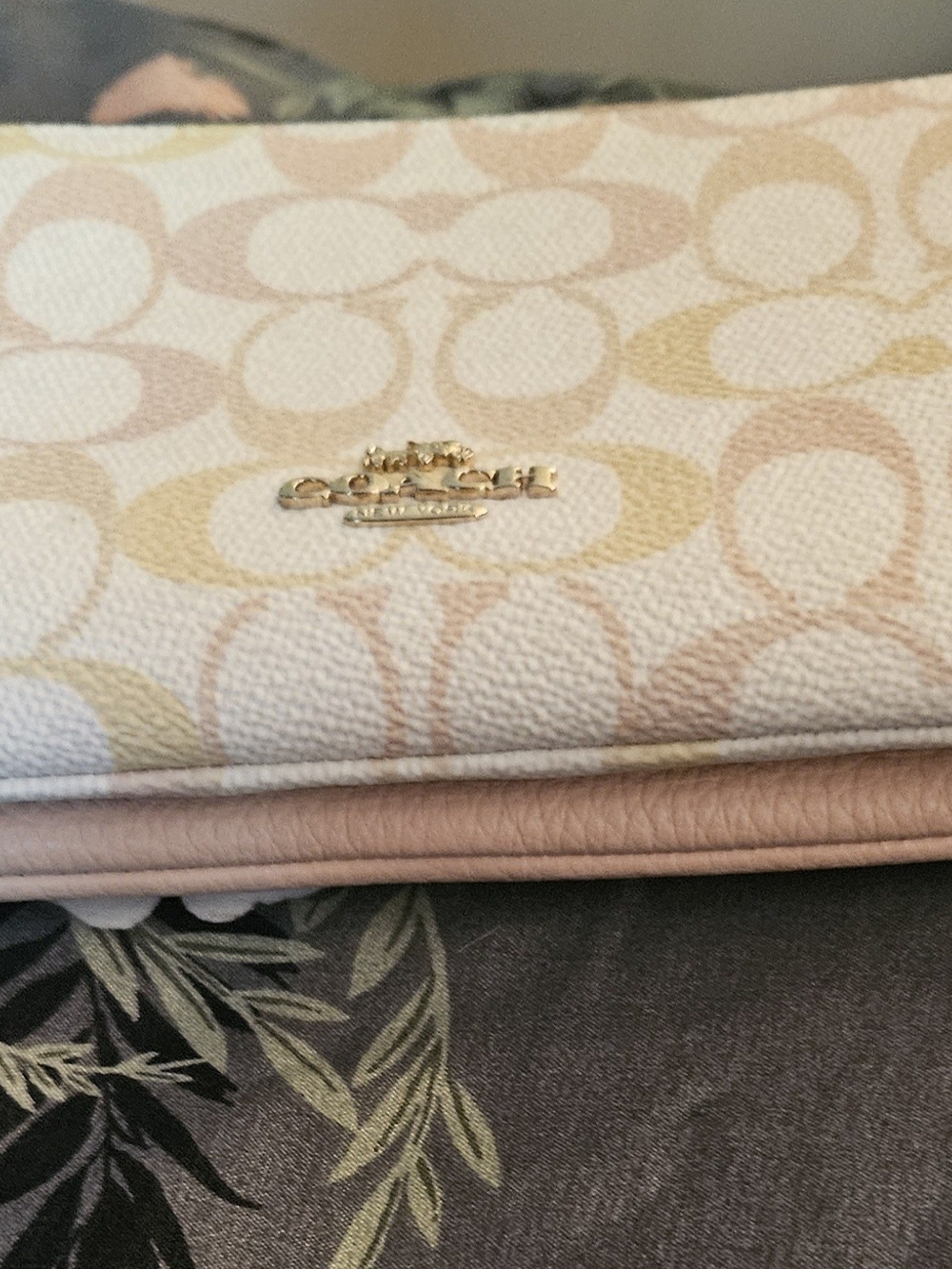 Coach✨️Signature Zip Wristlet in Pastel Pink/Beige - Picture 2 of 7